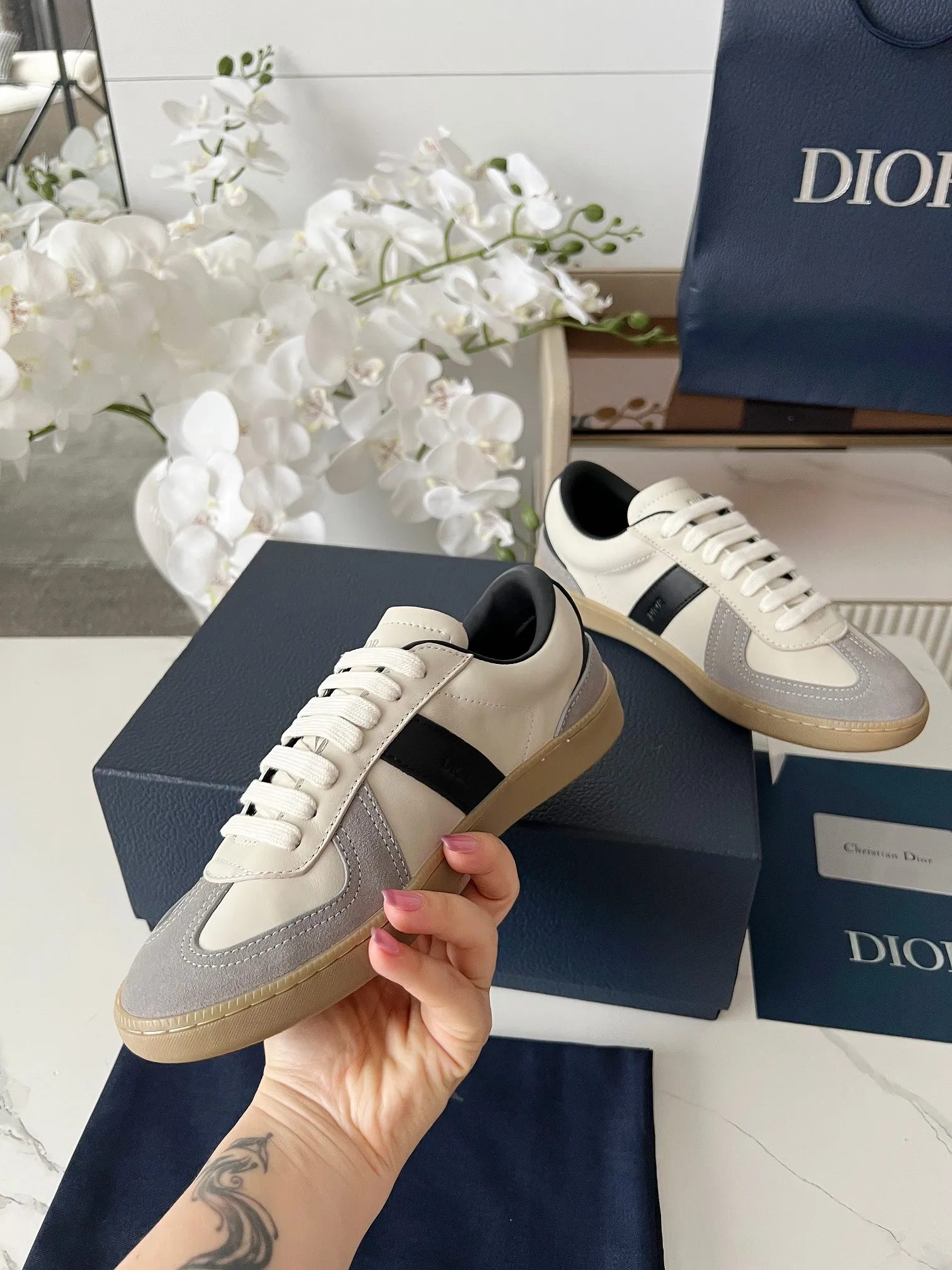 Men's Men's Shoes💰420 [New Style]🍿🍿Dior Dior Size: 38-44 (45 customized) 2025 new Dior B01 top version of moral training shoes! ! ! Made of white and brown first-layer cowhide, paired with white high-mercerized smooth suede, the upper is fully oiled and the original TPU molded outsole. New to the Fall 2025 collection, this sneaker marks the return of Dior’s classic style, reinterpreted in a stylish and elegant silhouette. Crafted from brown and white smooth first-grain cowhide, it's decorated with white high-mercerized cow suede splicing to enhance the style. Lined in tonal silk sheepskin, the shoe is finished with the Dior logo on the tongue and inner sides, and the CD icon on the heel. Paired with amber Tpu non-slip soles, it can be matched with various styles to create a sophisticated look.